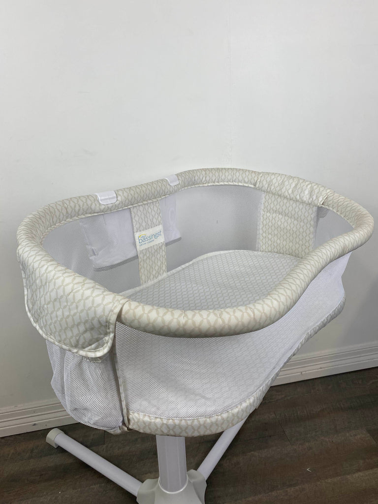 Halo Bassinest Swivel Sleeper Essentia Series