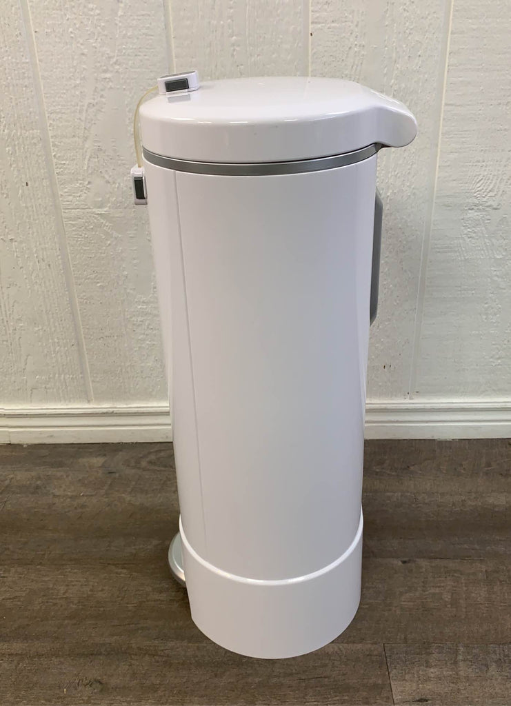 Munchkin Step Diaper Pail, with child safety lock