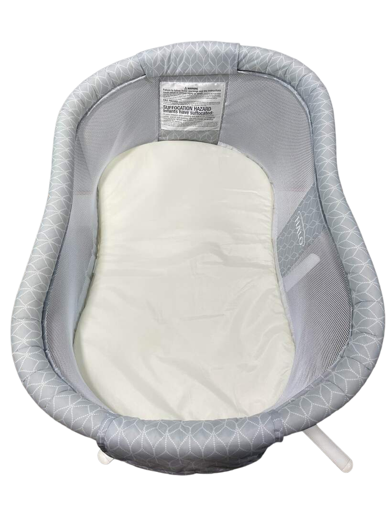 Halo bassinet outlet with dockatot