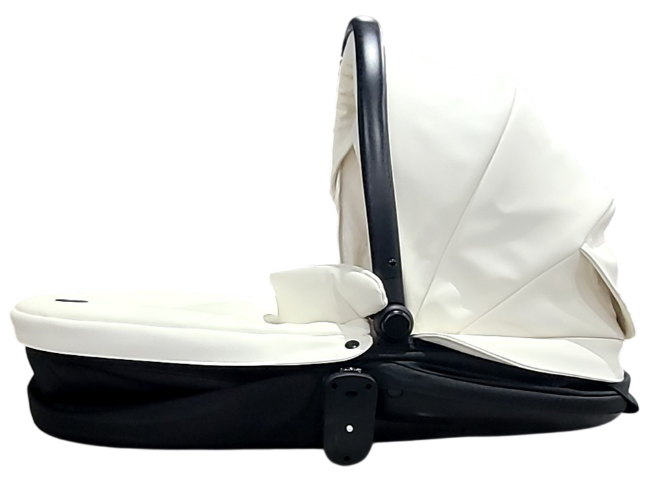 Shop Mima Creo Bassinet, White at GoodBuy Gear