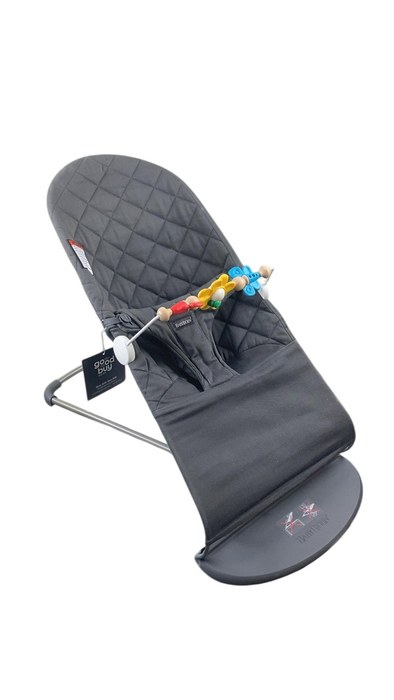 BabyBjorn Bouncer Bliss Bundle With Toy Bar, Flying Friends, Dark Gray Frame, Anthracite Cotton Classic Quilt