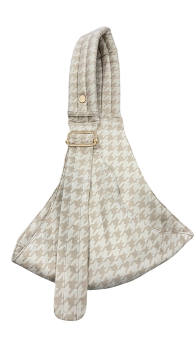 Shop Mabē The Monarch Toddler Sling, Houndstooth at GoodBuy Gear