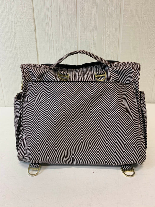 secondhand Ju-Ju-Be BFF Diaper Bag, Queen of the Nile (does it have a changing pad?)