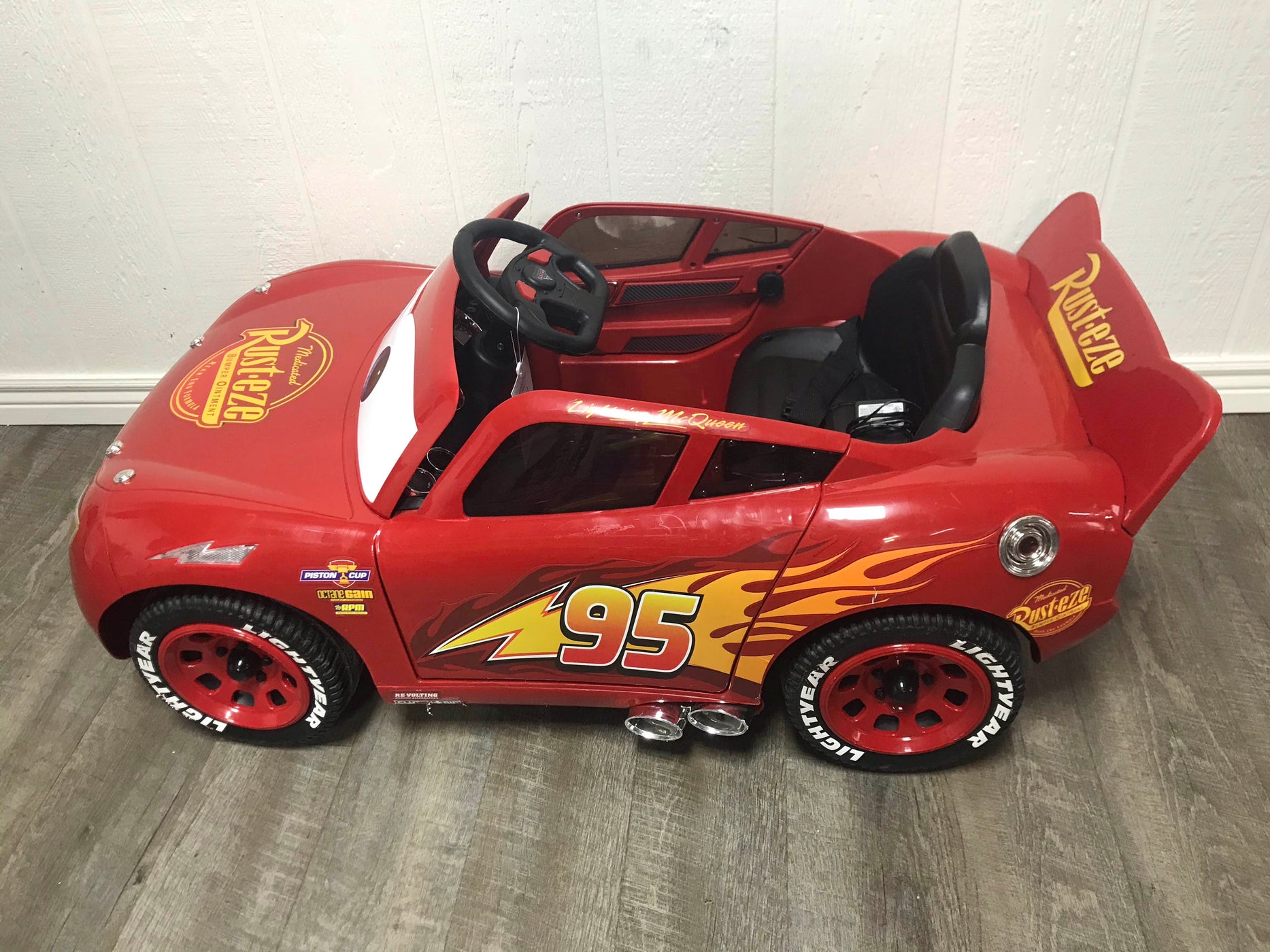 Huffy Disney Pixar Cars 3 Lightning McQueen 6V Battery-Powered Ride On ...