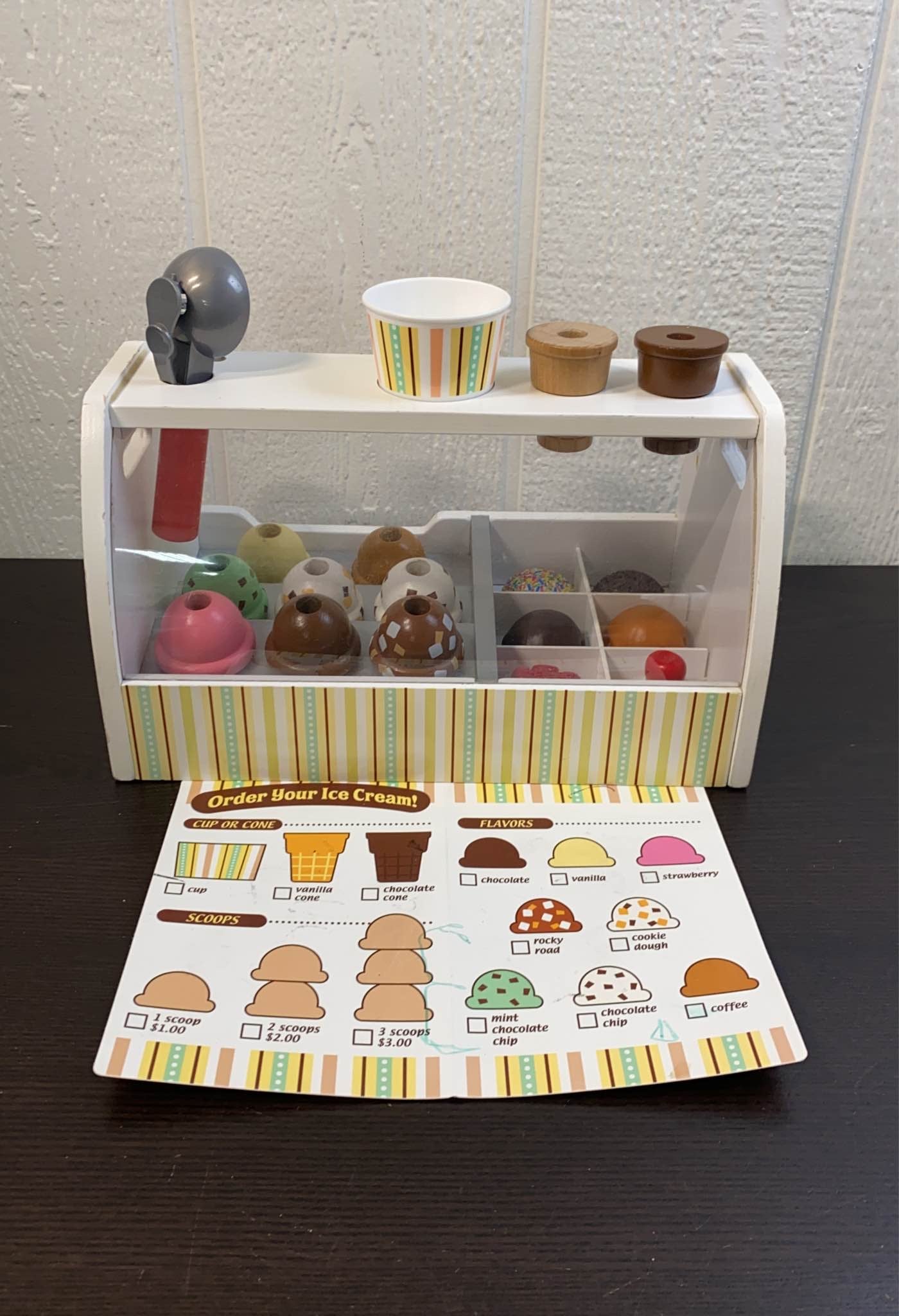 Melissa & Doug Scoop & Serve Ice Cream Counter