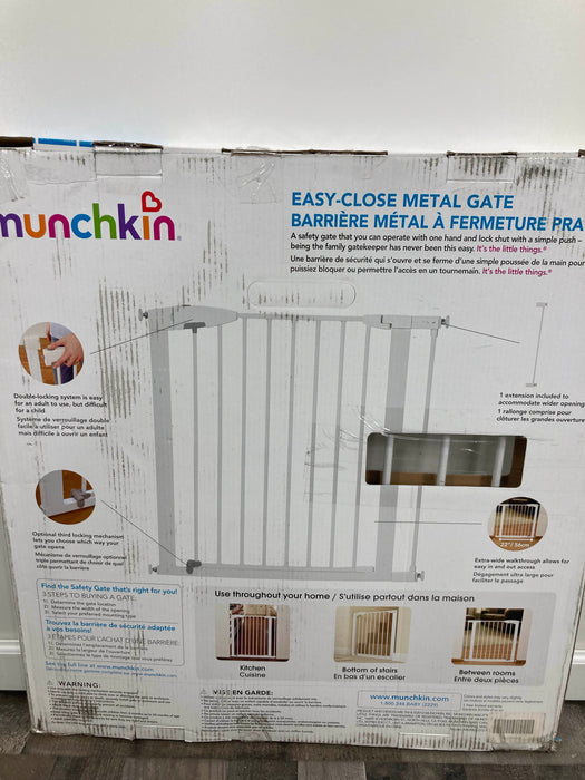 secondhand Munchkin Easy Close Gate