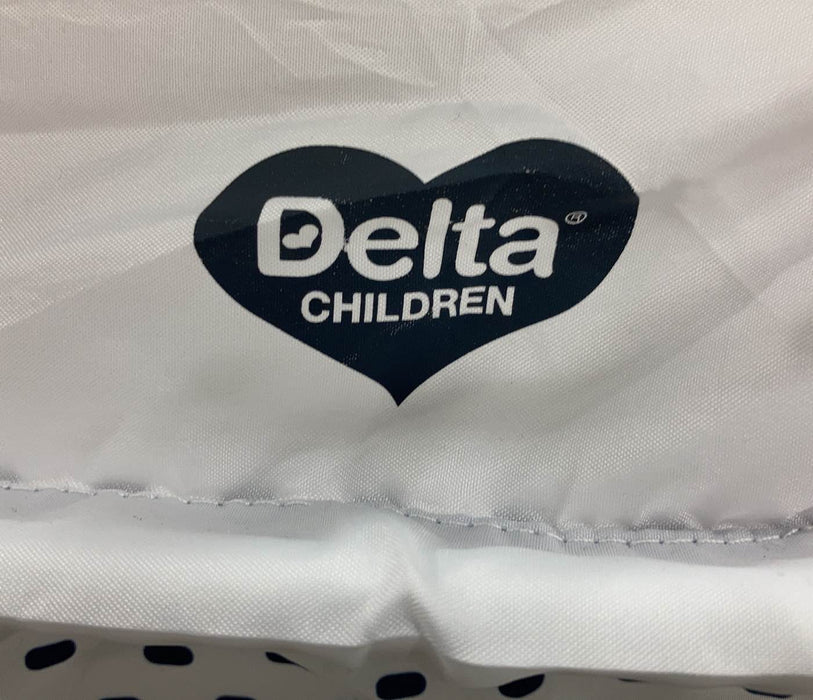 Delta Children Deluxe Gliding Bassinet