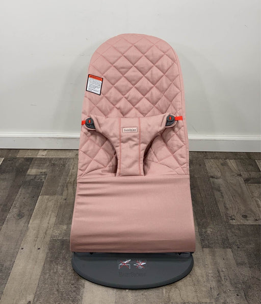 secondhand BabyBjorn Bouncer Bliss, Dark Gray Frame, Dusty Pink Cotton Classic Quilt