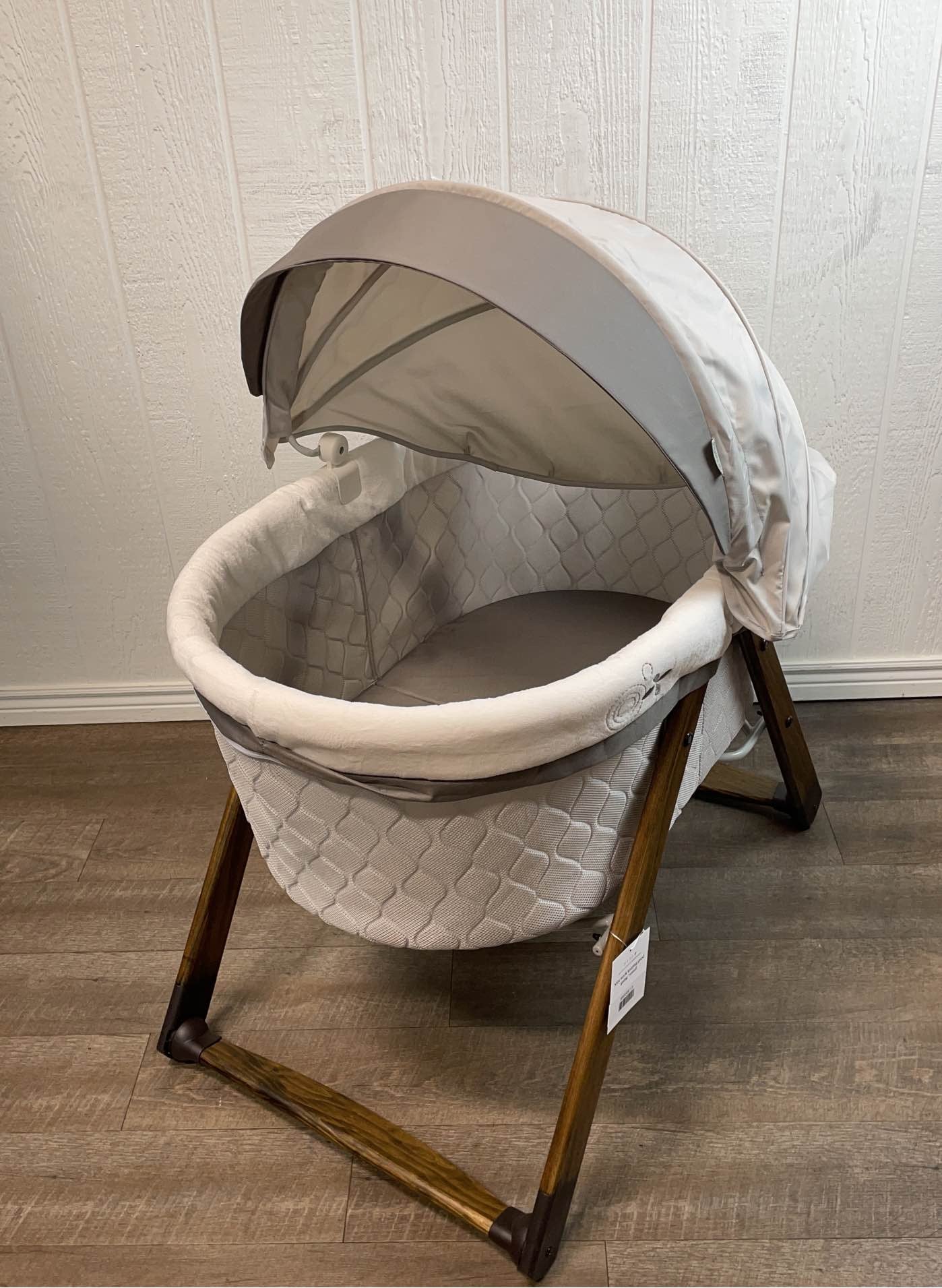 Ingenuity foldaway deluxe store wood rocking bassinet