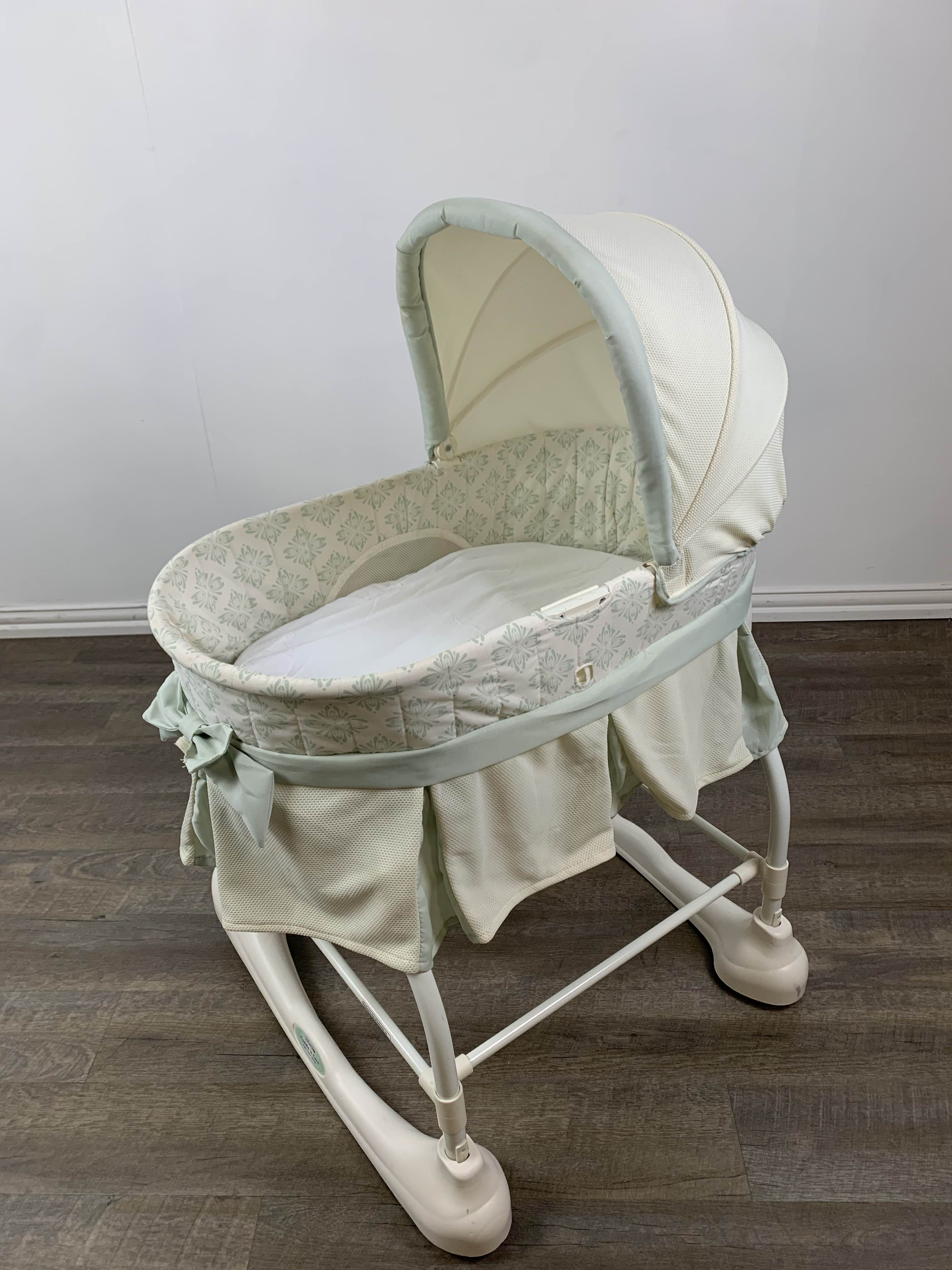 Kolcraft hotsell rocking bassinet