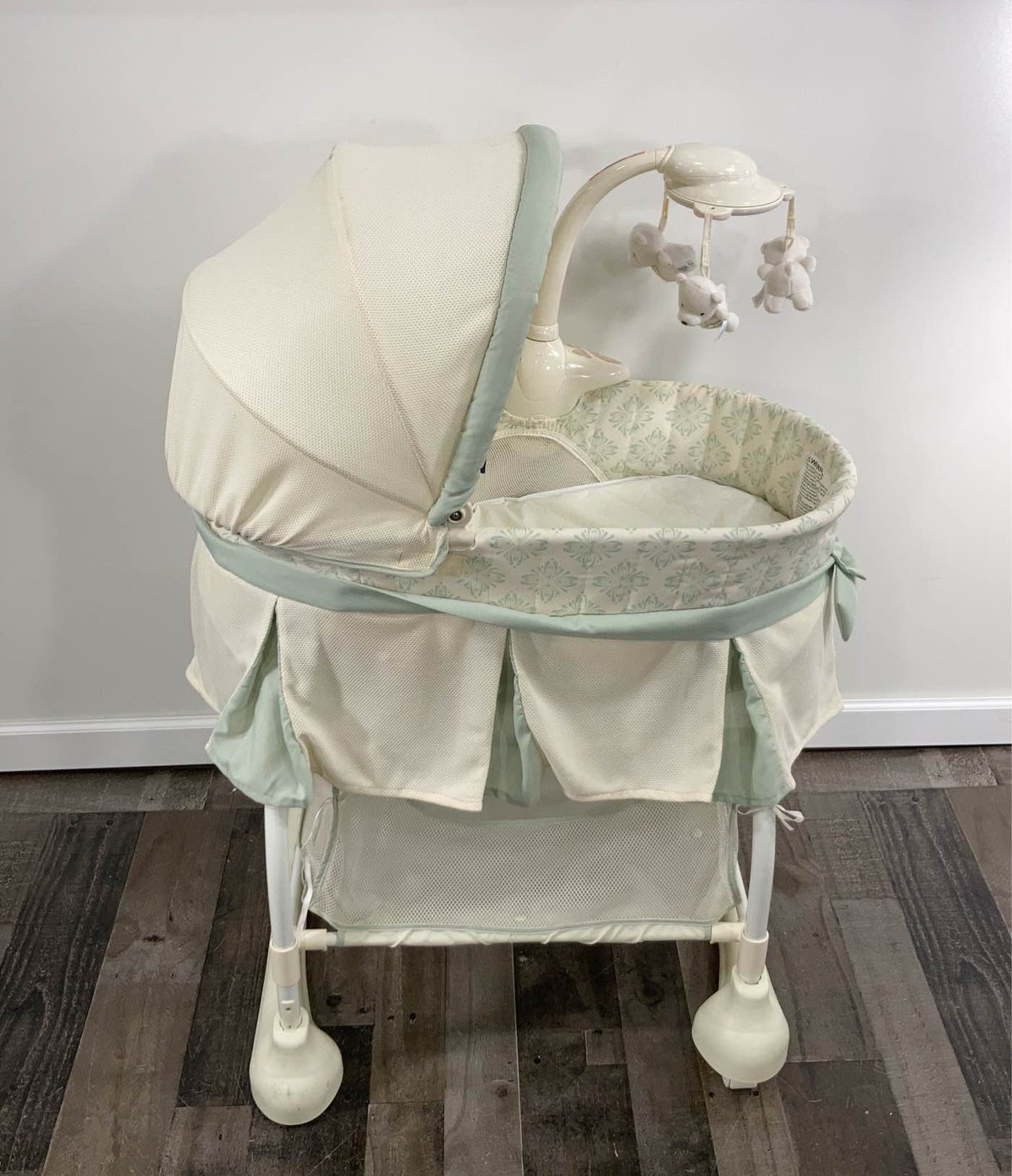 Kolcraft Cuddle 'n Care Rocking Bassinet with Light Vibes Mobile