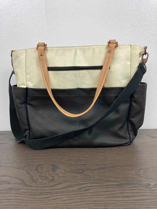 secondhand Petunia Pickle Bottom City Carryall Tote Diaper Bag