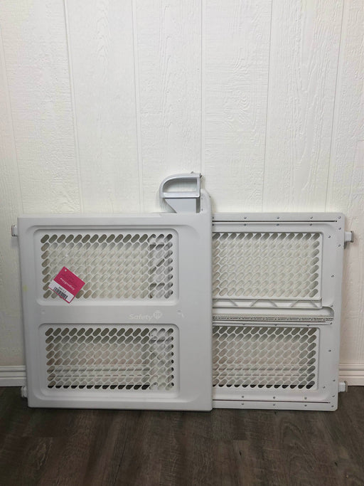 secondhand Safety 1st Lift, Lock & Swing Dual