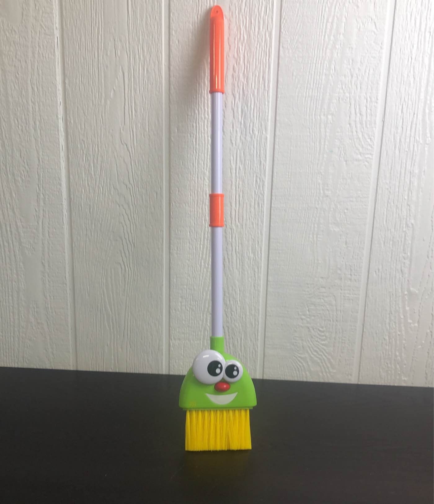 SILLY SAM BROOM AND DUSTPAN - The Toy Insider