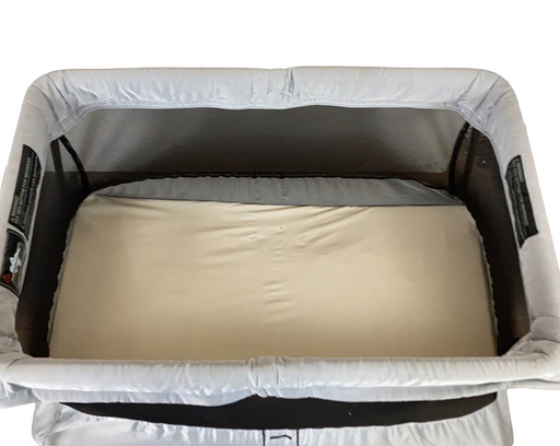 secondhand BabyBjorn Travel Crib Light 2