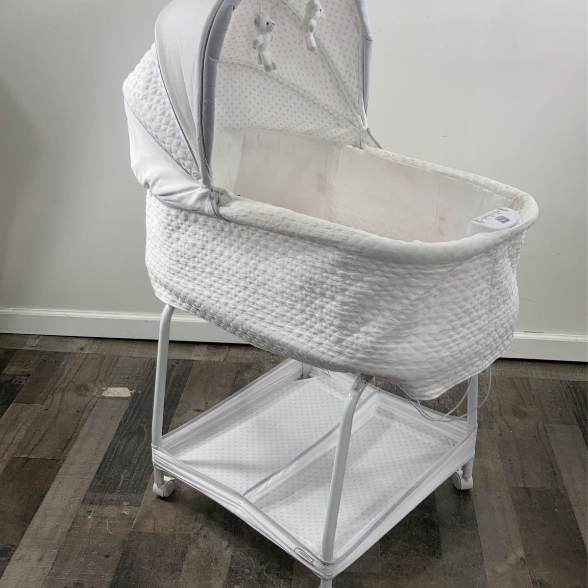 Goodbuy Gear Simmons Silent Auto Gliding Elite Bassinet Simmons