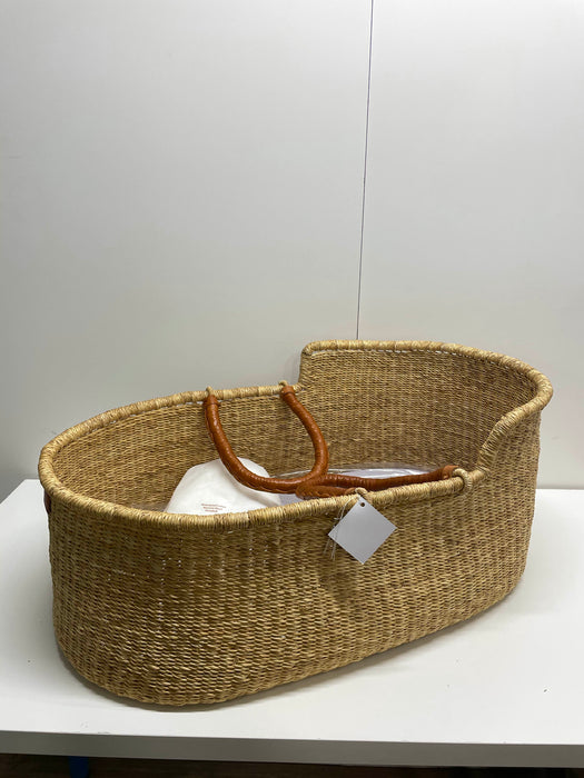 used Design Dua Natural Bilia Bassinet, With Sheet