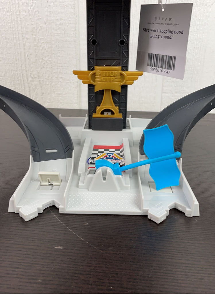 Disney Pixar Cars 3 Rust-eze Racing Center