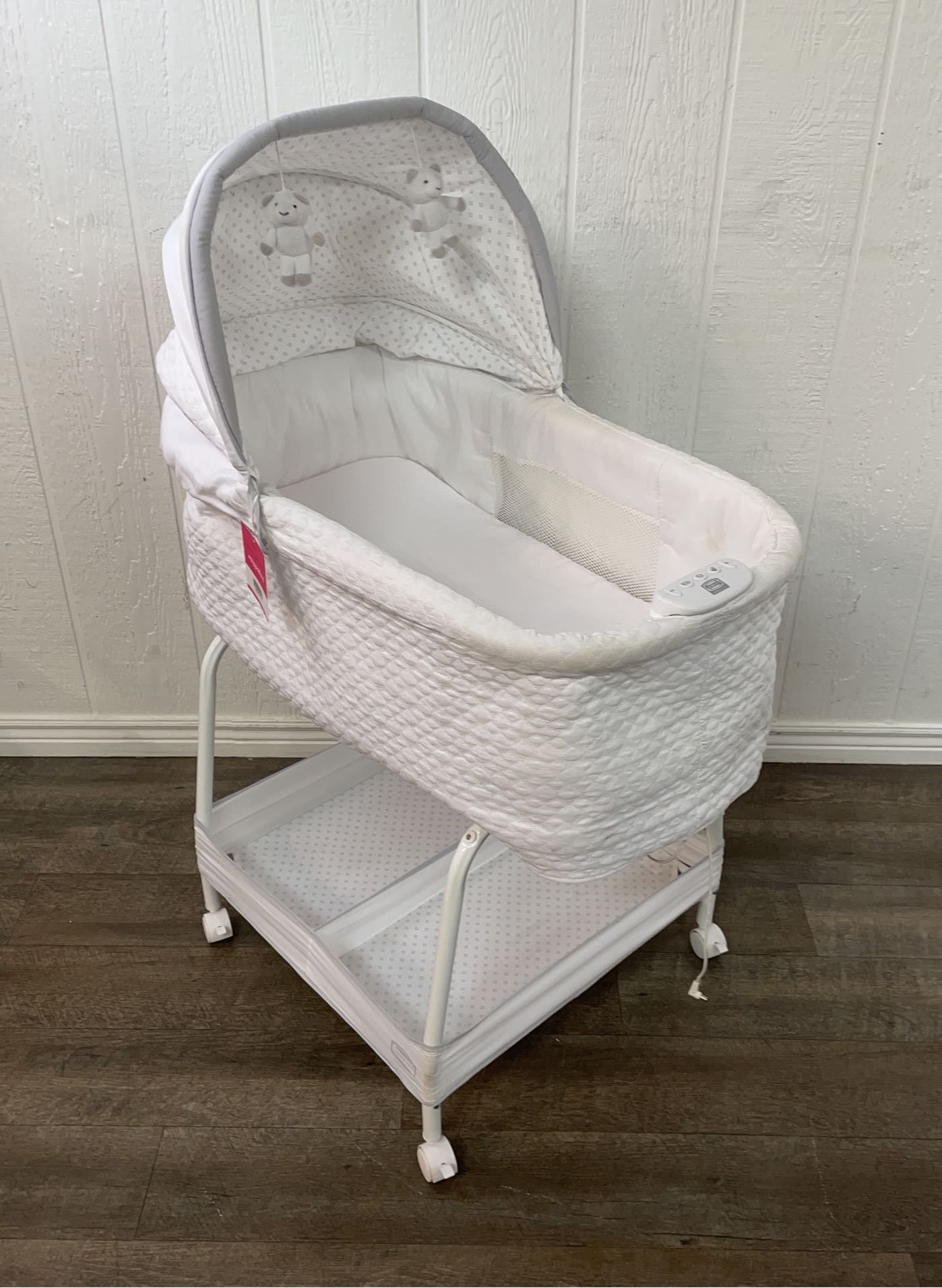 Simmons silent auto gliding hot sale elite bassinet not gliding