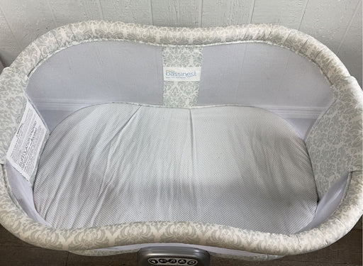 secondhand Halo BassiNest Swivel Sleeper, Premiere Series