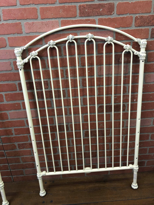 secondhand Bratt Decor Venetian 4 Poster Crib