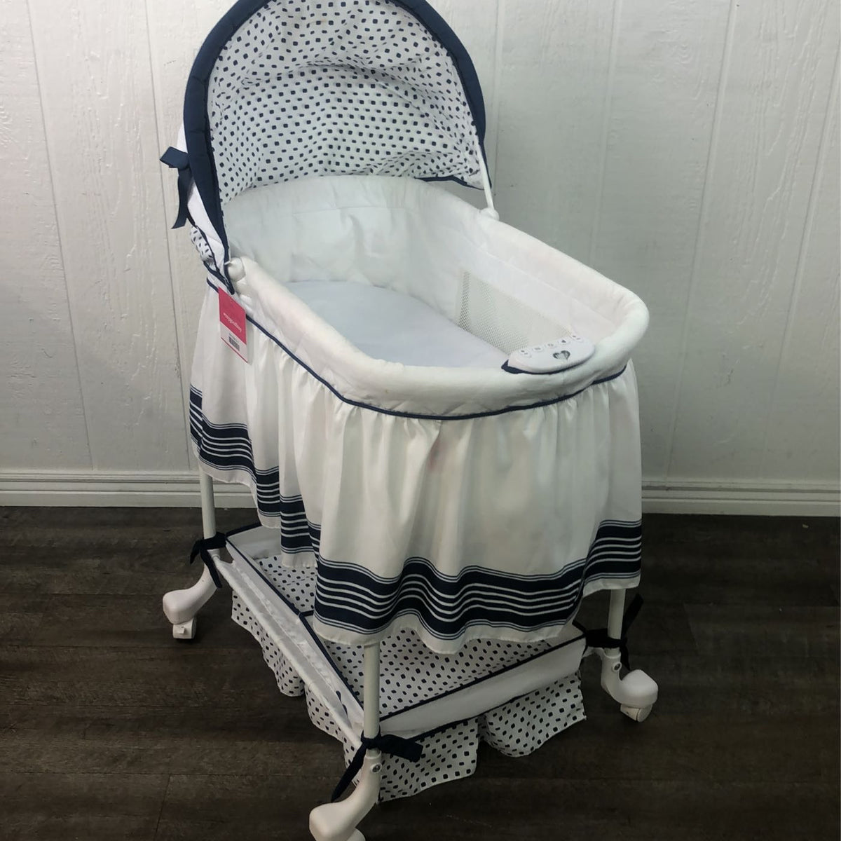 Deluxe Gliding Delta Smooth Glide Bassinet Goodbuy Gear Delta