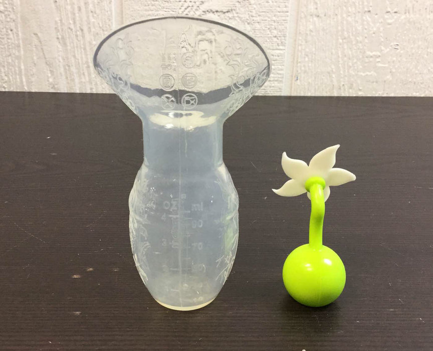 Shop Haakaa Silicone Breast Pump And Flower Stopper Set at GoodBuy Gear