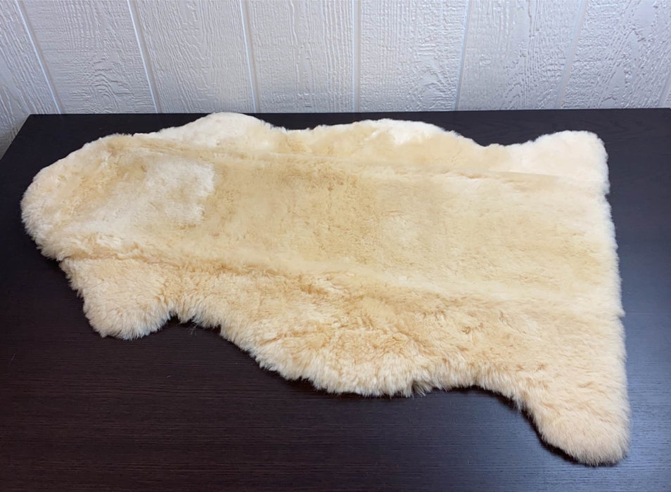 used Build Organics New Zealand Baby Lambskin Rug