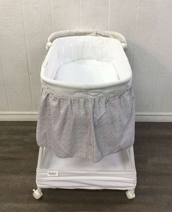 secondhand Delta Children Deluxe Gliding Bassinet