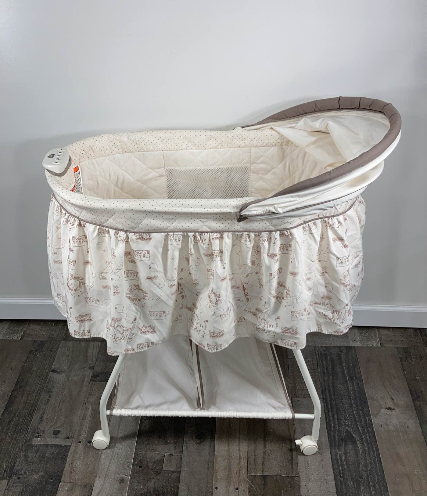 Delta children's playtime 2024 jungle rocking bassinet