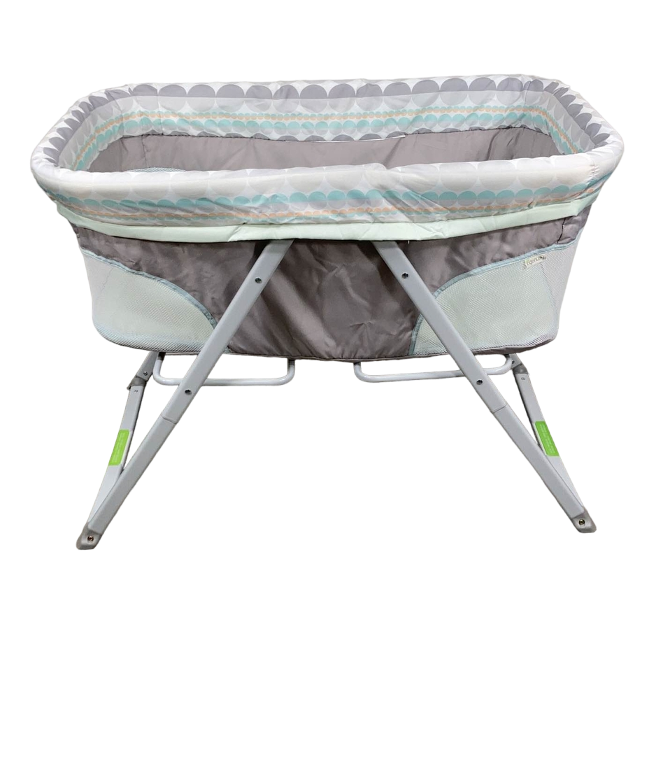 Foldaway rocking outlet bassinet