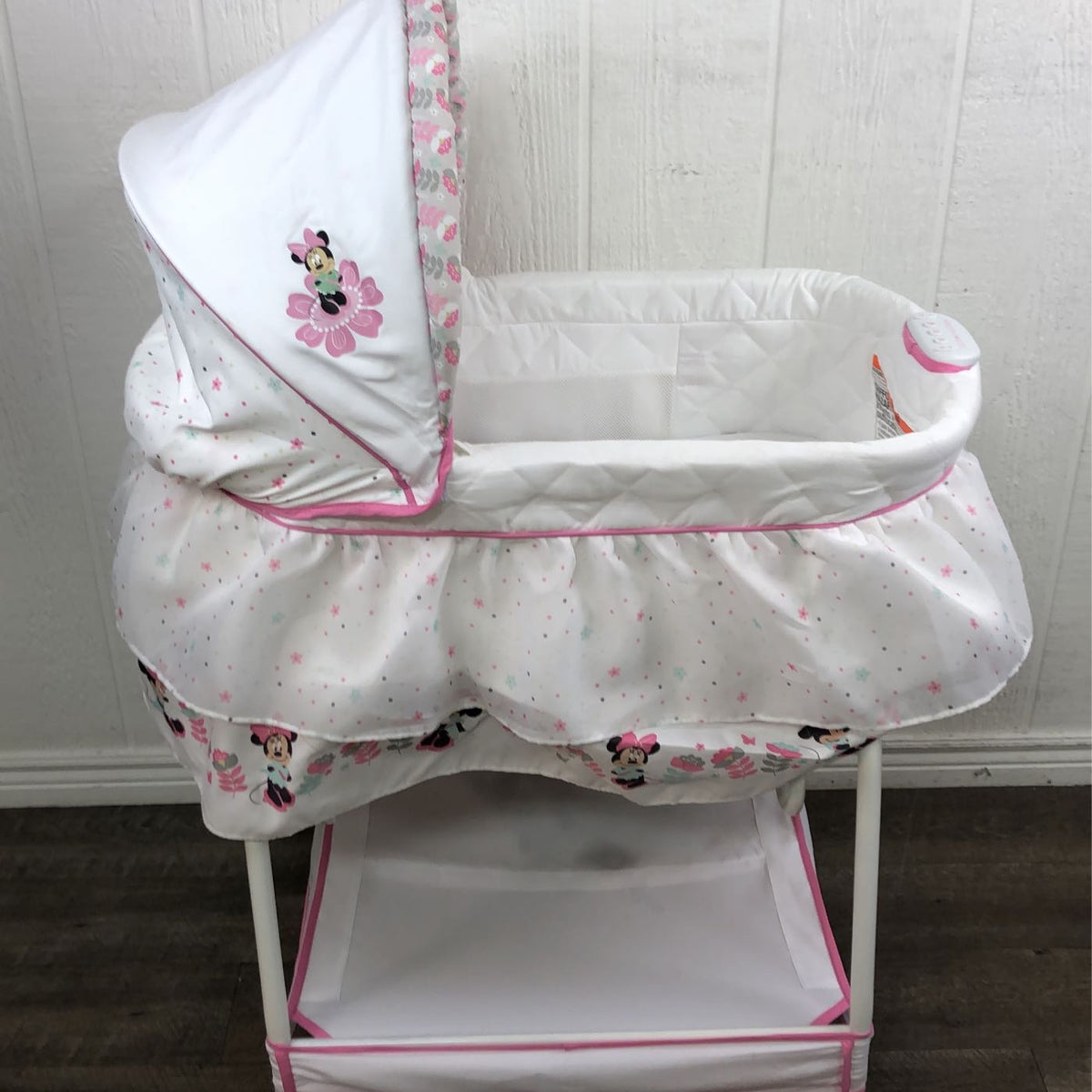 Delta Children Deluxe Gliding Bassinet, Minnie Mouse