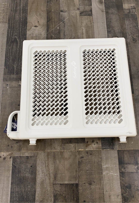 secondhand Safety 1st Pressure Mount Lift, Lock and Swing Gate