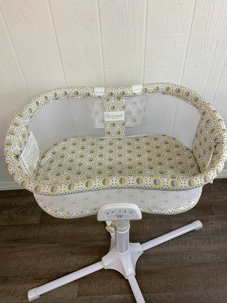 Halo Bassinest Luxe Swivel Sleeper, Lemon Drop