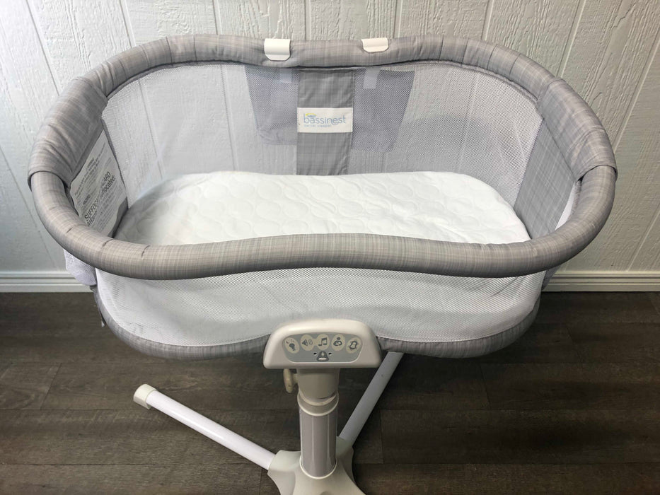 secondhand Halo BassiNest Swivel Sleeper Luxe Plus Series