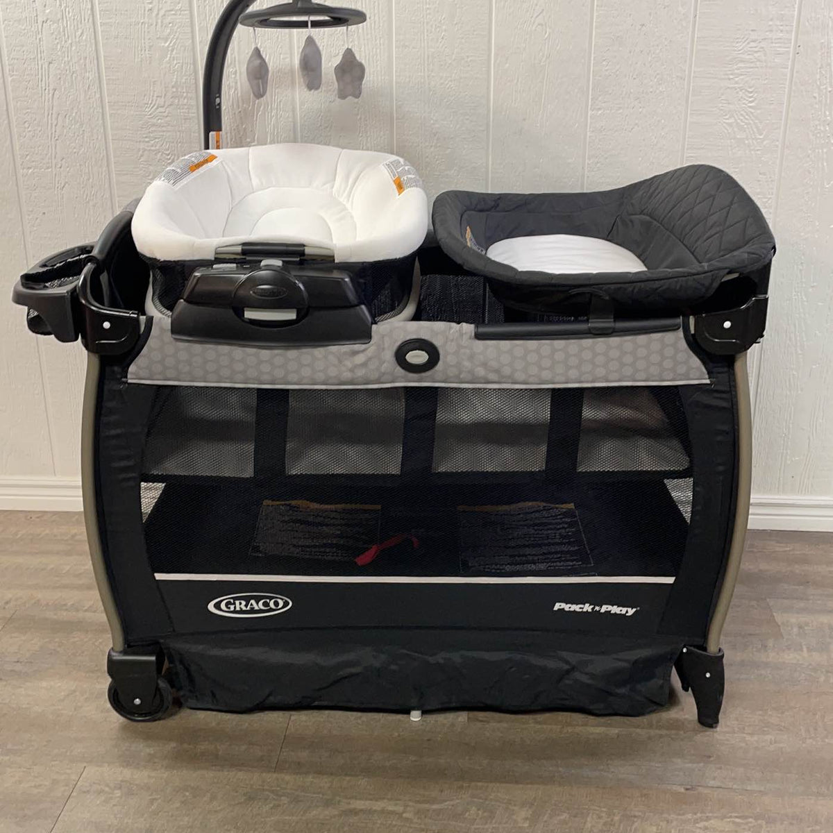 Graco Pack 'n Play Nearby Seat Playard Graco Pack 'n Play Nearby Seat Playard
