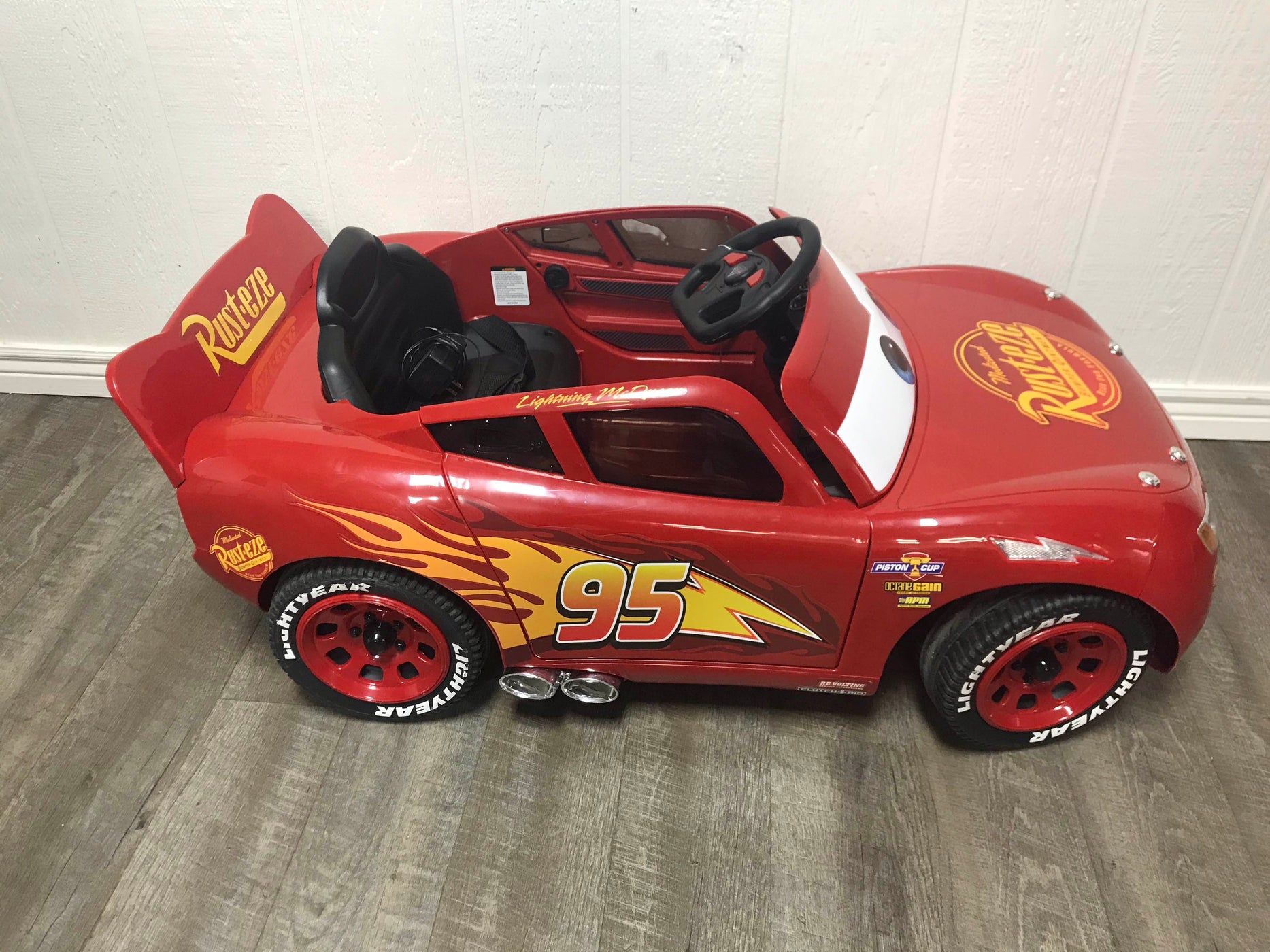 Huffy Disney Pixar Cars 3 Lightning McQueen 6V Battery-Powered Ride On ...