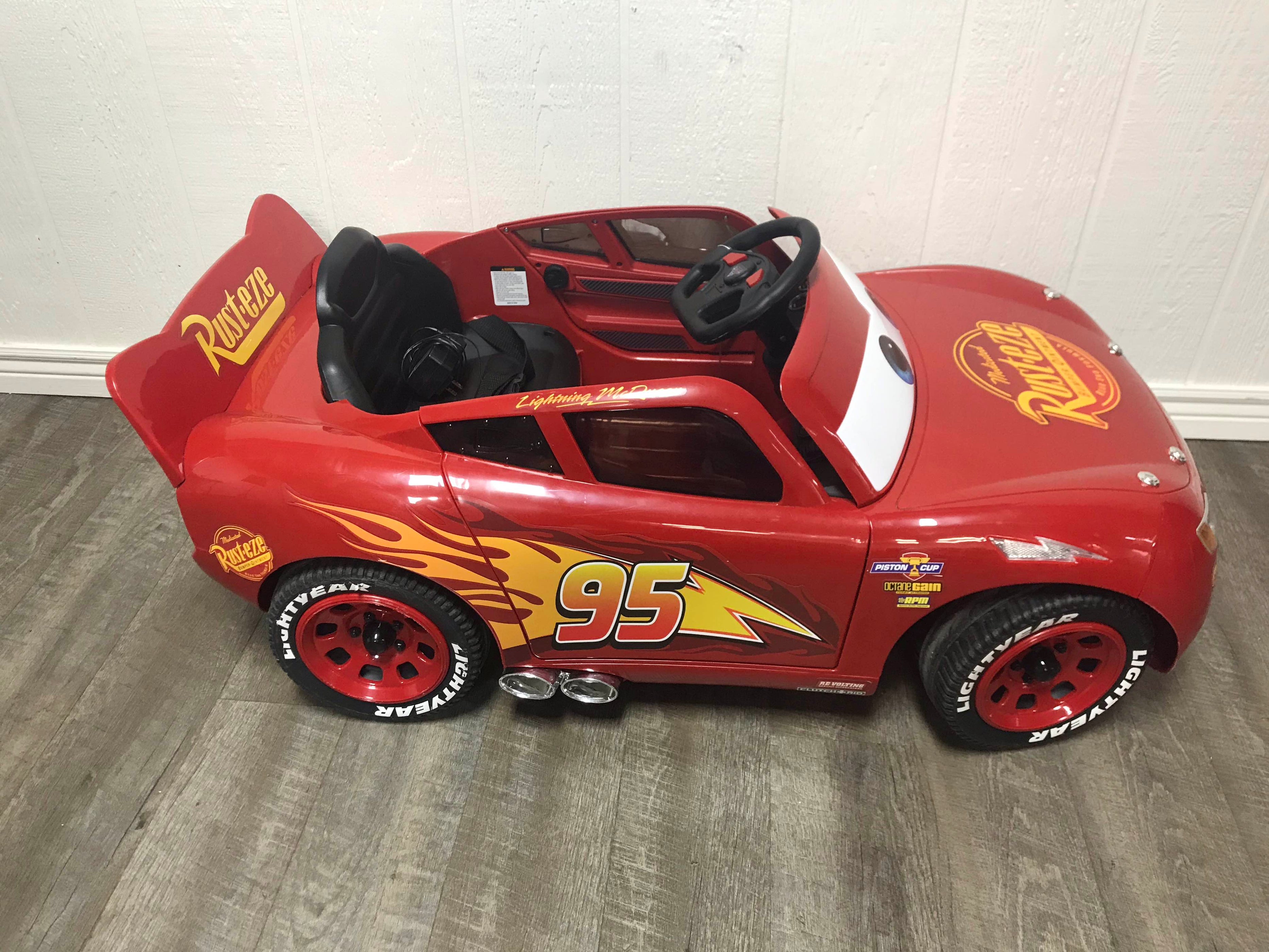 Huffy Disney Pixar Cars 3 Lightning McQueen 6V Battery-Powered Ride On ...