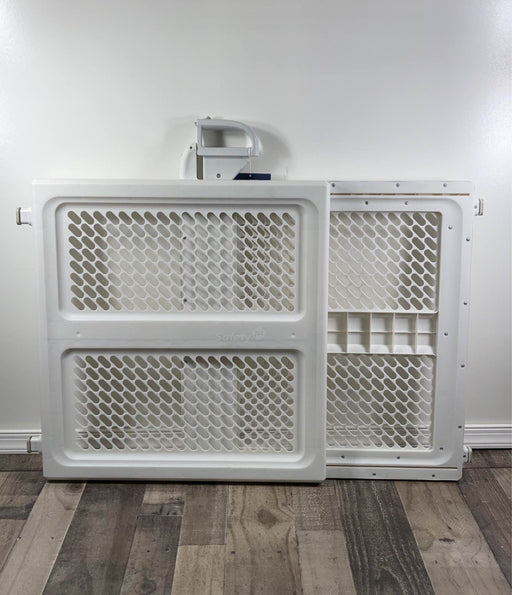 secondhand Safety 1st Pressure Mount Lift, Lock and Swing Gate, /White