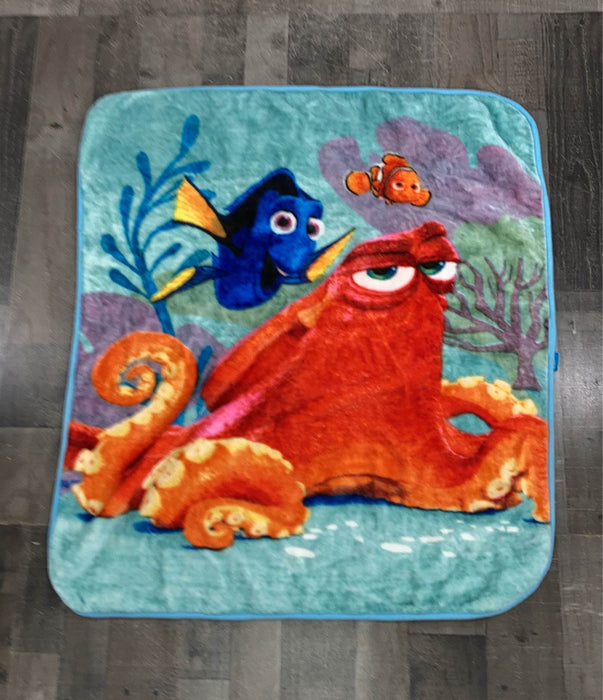 used The Northwest Company Finding Dory Raschel Throw Blanket