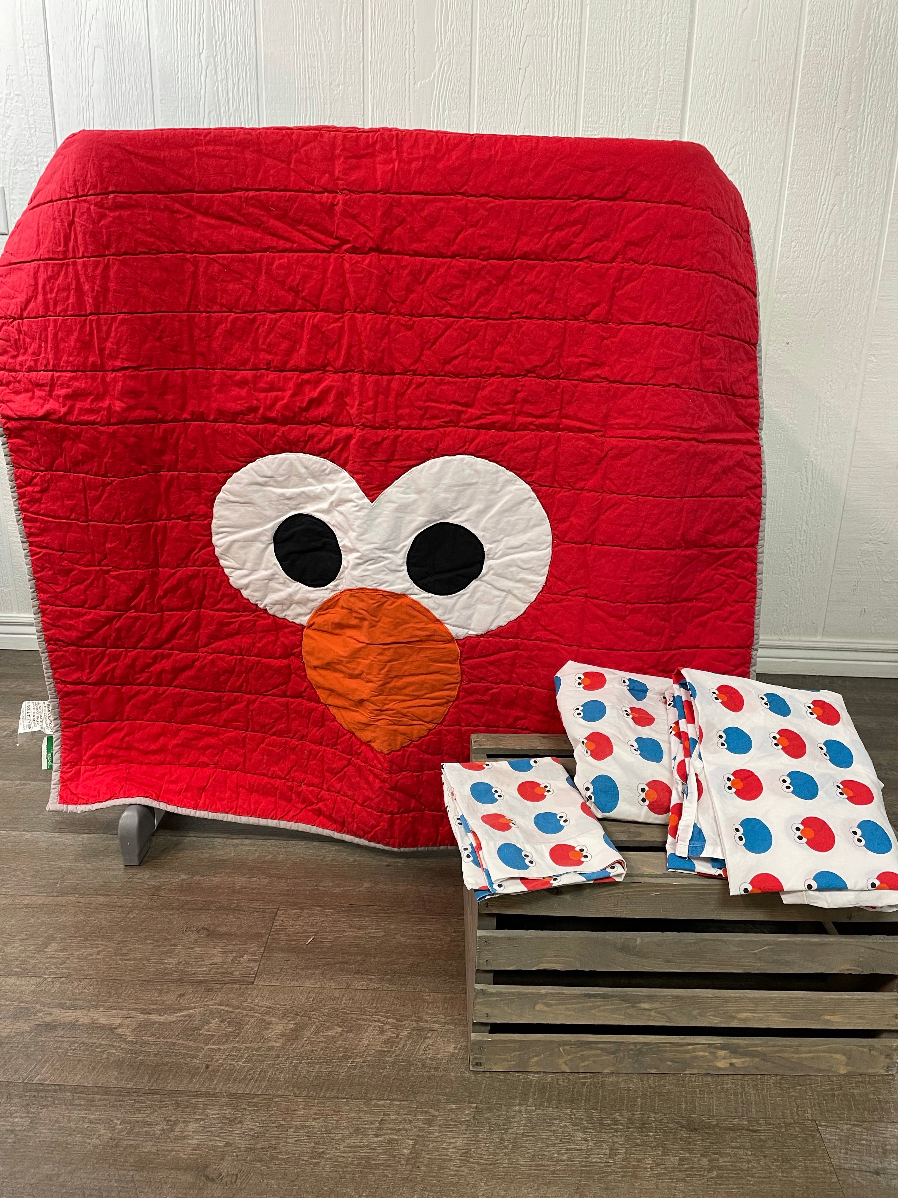 Elmo crib outlet set